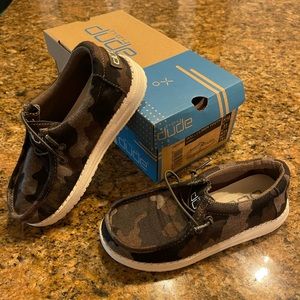 WORN ONCE! Boys Hey Dude Wally Linen Youth shoe size k12.